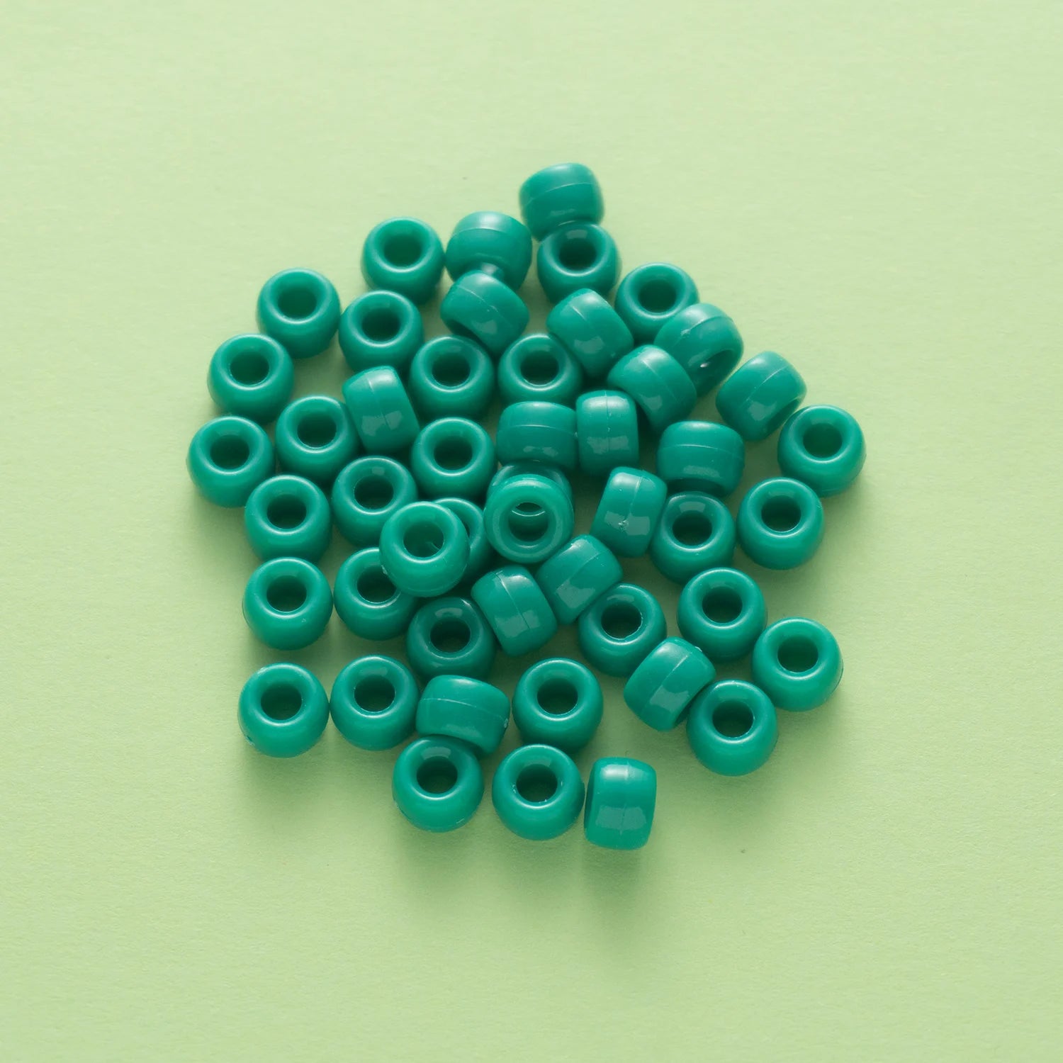 BD00032-05-dark-green-barrel-opaque-pony-beads-6×9mm