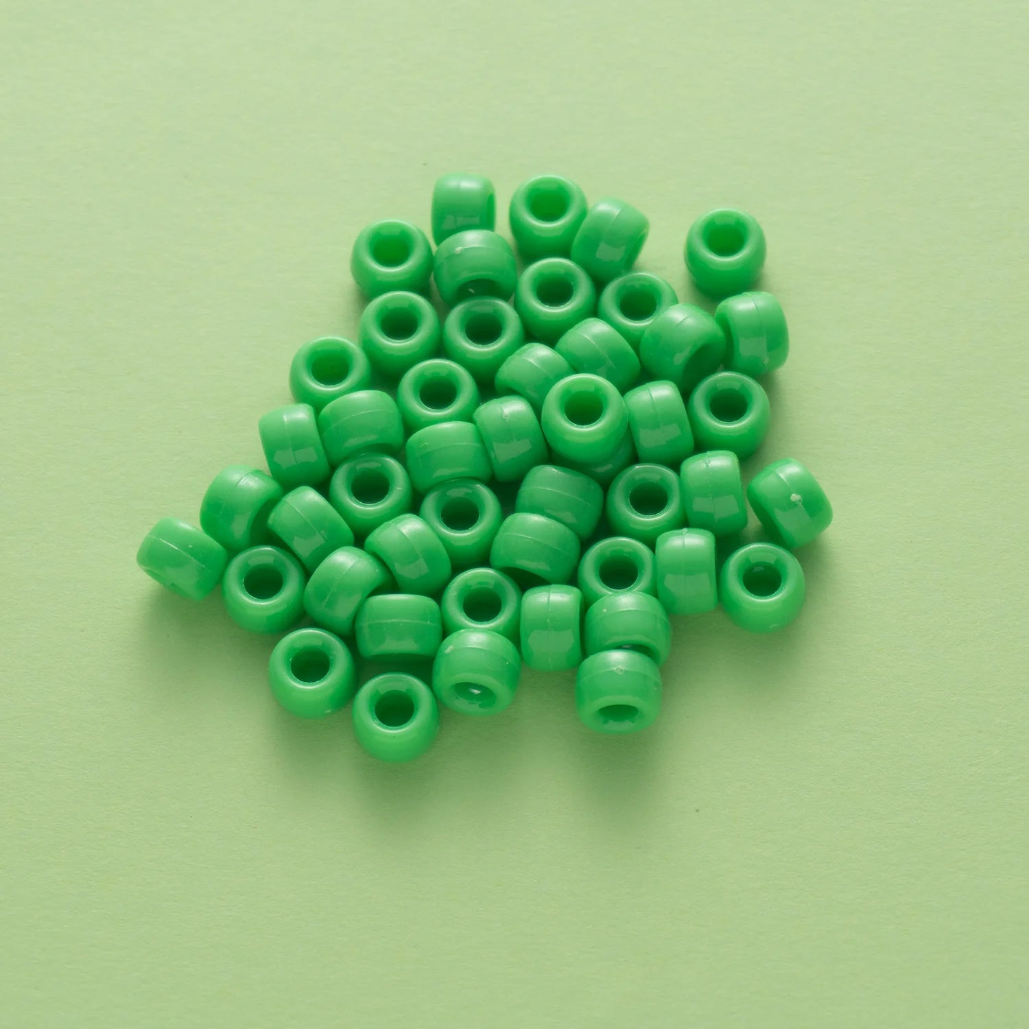 BD00033-05-grass-green-barrel-opaque-pony-beads-6×9mm