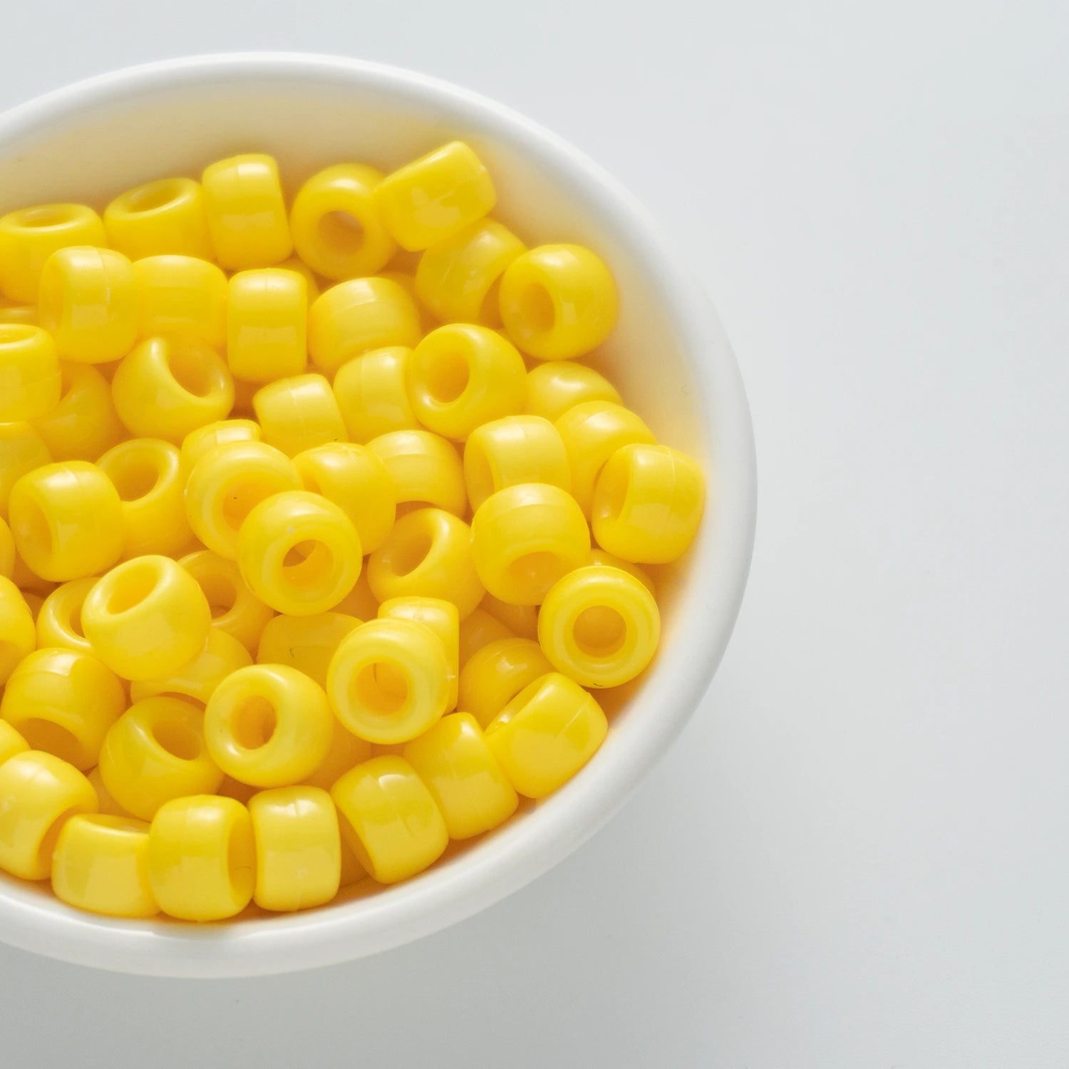 BD00039-03-corn-yellow-barrel-opaque-pony-beads-6×9mm