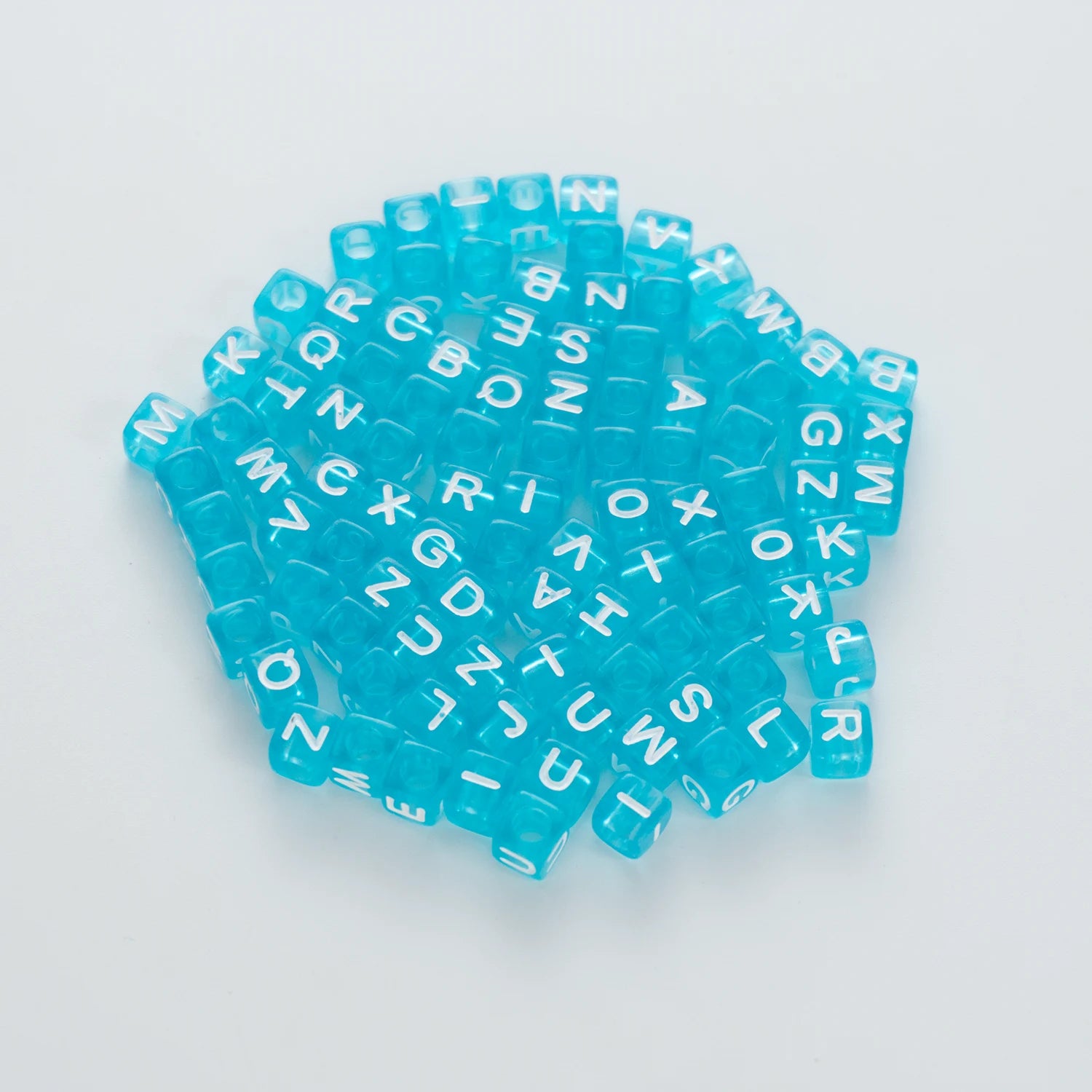 BD00074-02-white-letter-ice-blue-transparent-cube-alphabet-beads-mix-6mm