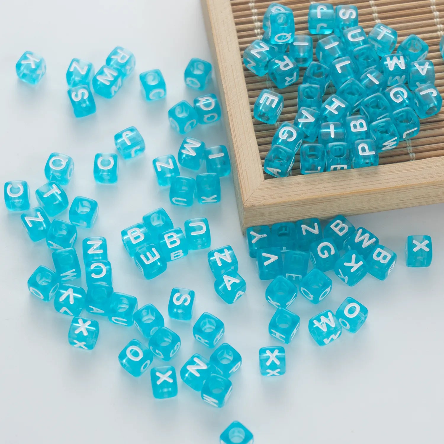 BD00074-05-white-letter-ice-blue-transparent-cube-alphabet-beads-mix-6mm