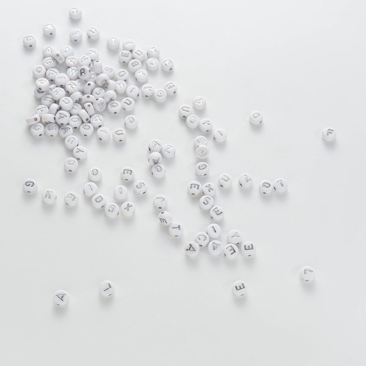 BD00111-04-silver-letter-white-opaque-coin-alphabet-beads-mix-4×7mm
